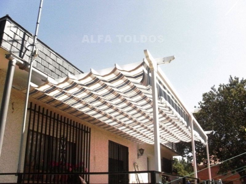 Pérgolas en Alpedrete, Madrid, Alfa Toldos. Instalación para la terraza jardín. Fabricación en aluminio y lona.
