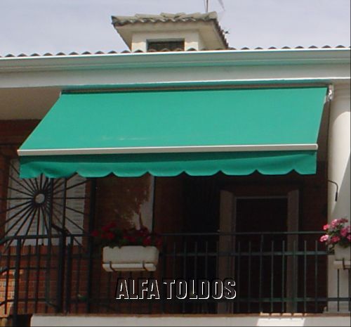 En Alpedrete, Madrid, Alfa Toldos. Toldos extensibles brazos articulados, invisibles para terraza balcón.